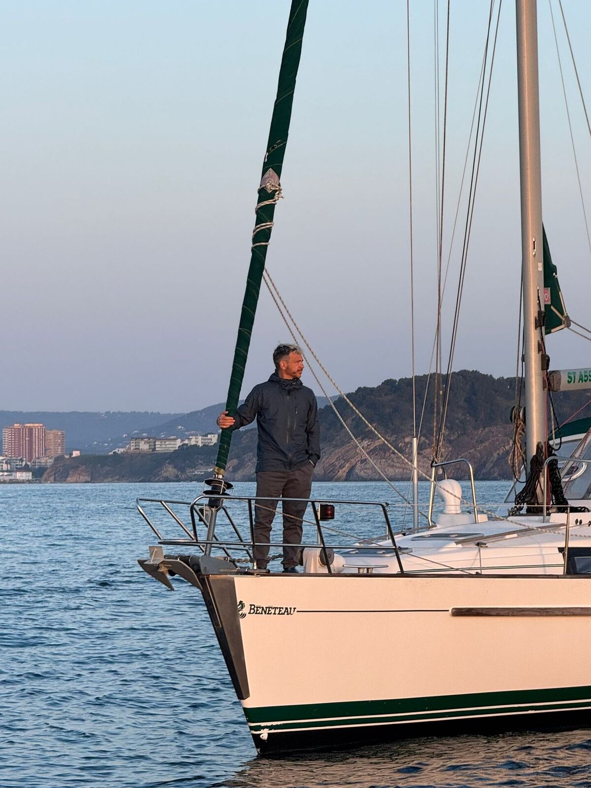 Fernando Pascual-Andreu sur la proue du Calma, baie de Palamós